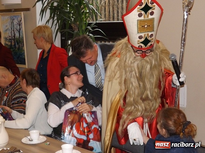 Zdjęcie w galerii na portalu naszraciborz.pl: Święty Mikołaj dzielił prezentami w Tworkowie wiadomości z regionu