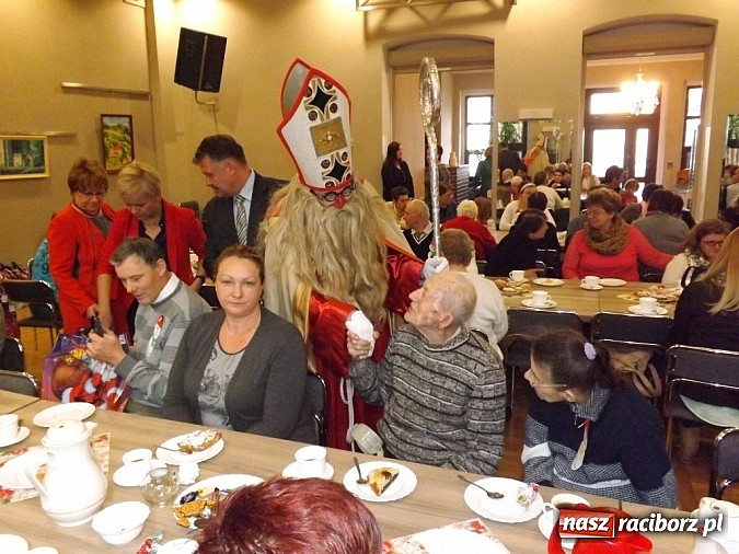 Zdjęcie w galerii na portalu naszraciborz.pl: Święty Mikołaj dzielił prezentami w Tworkowie wiadomości z regionu