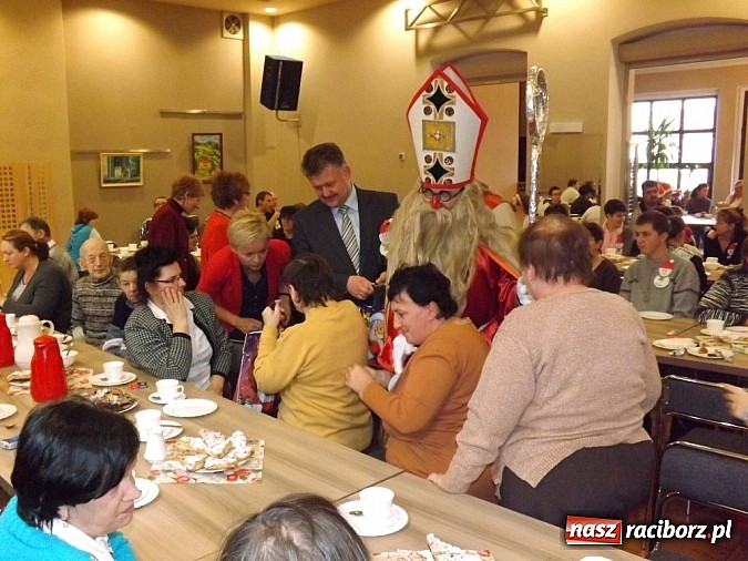 Zdjęcie w galerii na portalu naszraciborz.pl: Święty Mikołaj dzielił prezentami w Tworkowie wiadomości z regionu