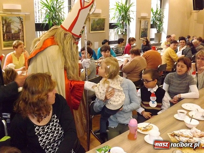 Zdjęcie w galerii na portalu naszraciborz.pl: Święty Mikołaj dzielił prezentami w Tworkowie wiadomości z regionu