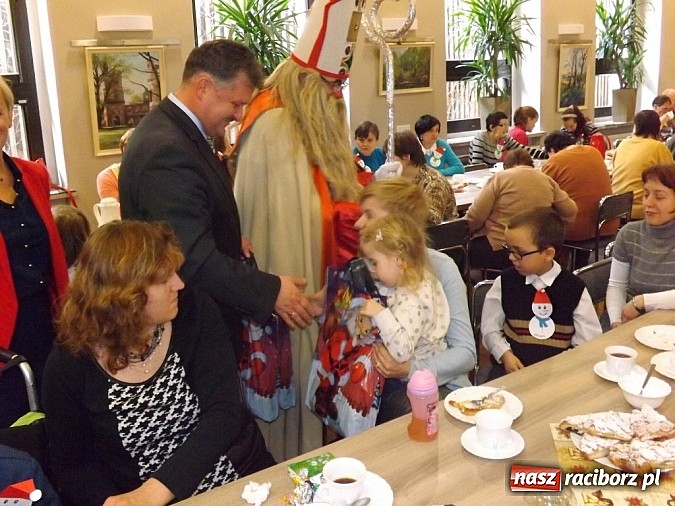 Zdjęcie w galerii na portalu naszraciborz.pl: Święty Mikołaj dzielił prezentami w Tworkowie wiadomości z regionu