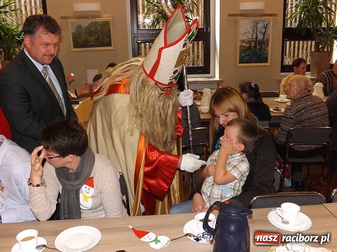 Zdjęcie w galerii na portalu naszraciborz.pl: Święty Mikołaj dzielił prezentami w Tworkowie wiadomości z regionu