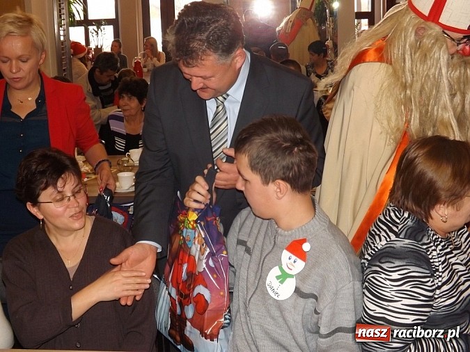 Zdjęcie w galerii na portalu naszraciborz.pl: Święty Mikołaj dzielił prezentami w Tworkowie wiadomości z regionu