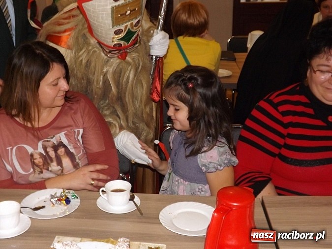 Zdjęcie w galerii na portalu naszraciborz.pl: Święty Mikołaj dzielił prezentami w Tworkowie wiadomości z regionu