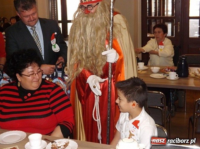 Zdjęcie w galerii na portalu naszraciborz.pl: Święty Mikołaj dzielił prezentami w Tworkowie wiadomości z regionu