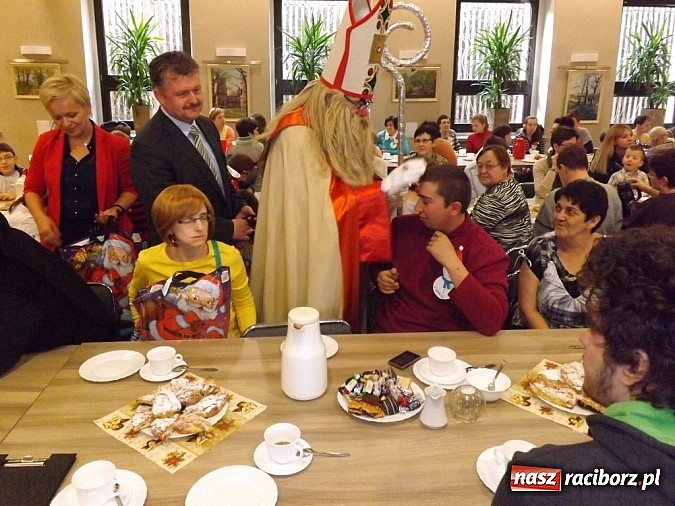 Zdjęcie w galerii na portalu naszraciborz.pl: Święty Mikołaj dzielił prezentami w Tworkowie wiadomości z regionu
