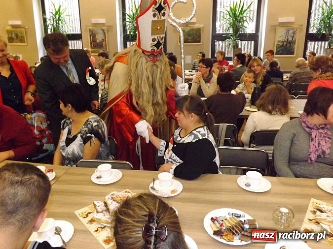 Zdjęcie w galerii na portalu naszraciborz.pl: Święty Mikołaj dzielił prezentami w Tworkowie wiadomości z regionu