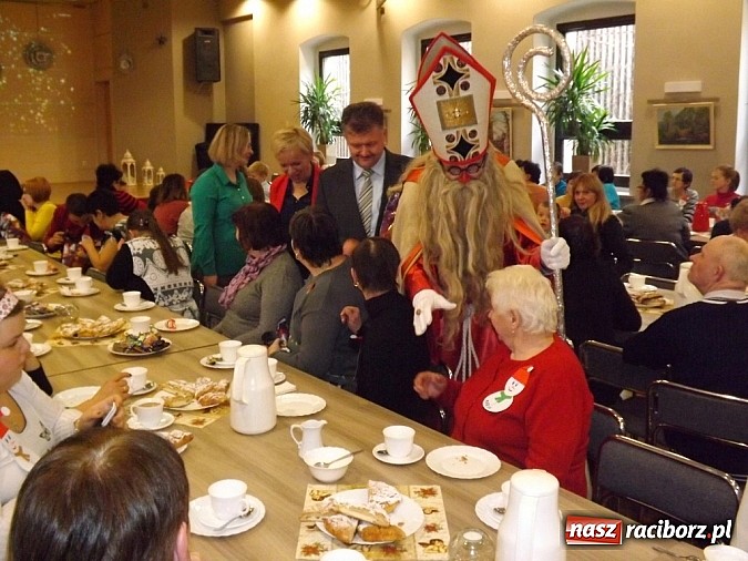 Zdjęcie w galerii na portalu naszraciborz.pl: Święty Mikołaj dzielił prezentami w Tworkowie wiadomości z regionu