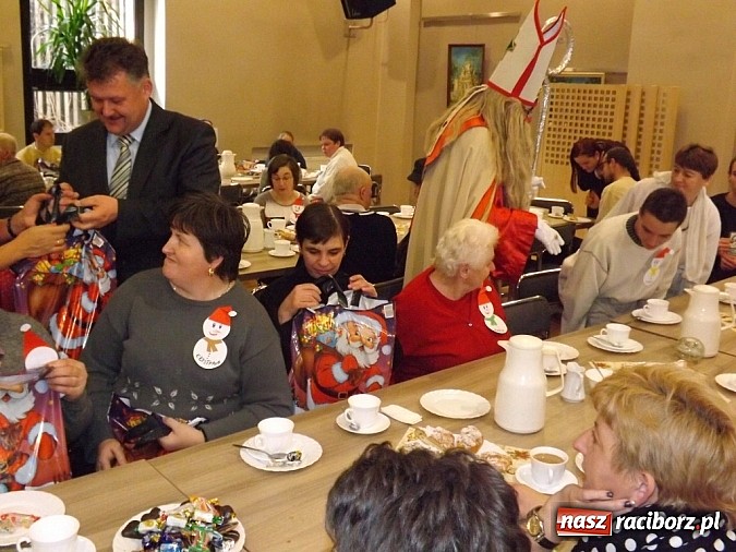 Zdjęcie w galerii na portalu naszraciborz.pl: Święty Mikołaj dzielił prezentami w Tworkowie wiadomości z regionu