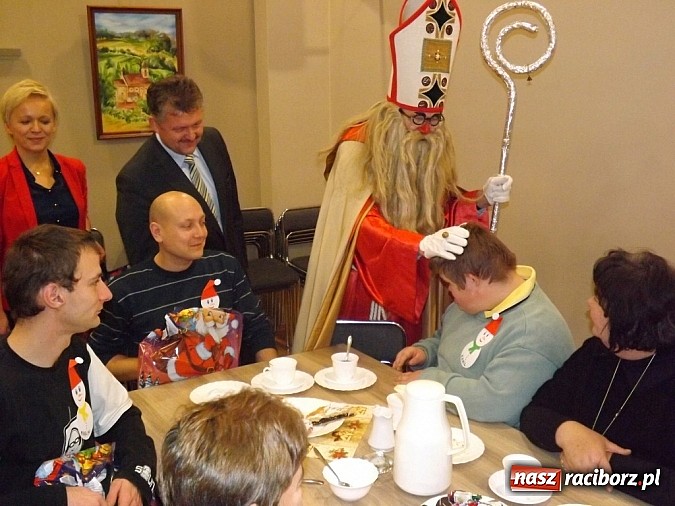 Zdjęcie w galerii na portalu naszraciborz.pl: Święty Mikołaj dzielił prezentami w Tworkowie wiadomości z regionu