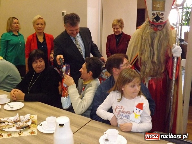 Zdjęcie w galerii na portalu naszraciborz.pl: Święty Mikołaj dzielił prezentami w Tworkowie wiadomości z regionu