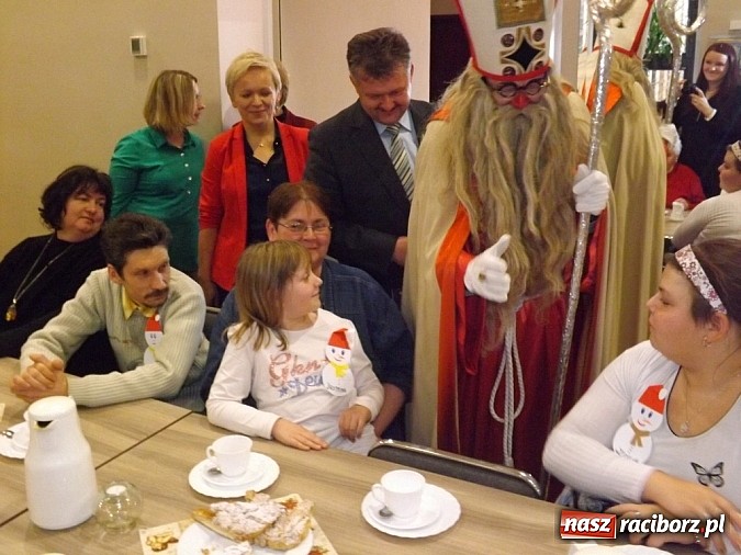 Zdjęcie w galerii na portalu naszraciborz.pl: Święty Mikołaj dzielił prezentami w Tworkowie wiadomości z regionu