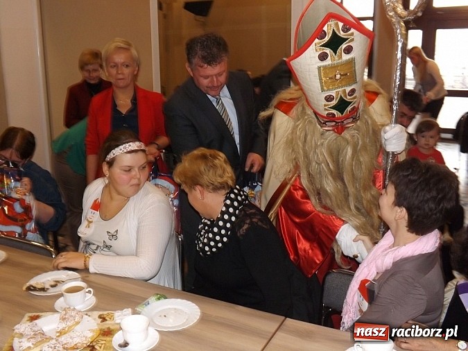 Zdjęcie w galerii na portalu naszraciborz.pl: Święty Mikołaj dzielił prezentami w Tworkowie wiadomości z regionu