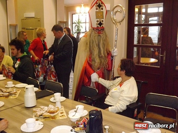 Zdjęcie w galerii na portalu naszraciborz.pl: Święty Mikołaj dzielił prezentami w Tworkowie wiadomości z regionu