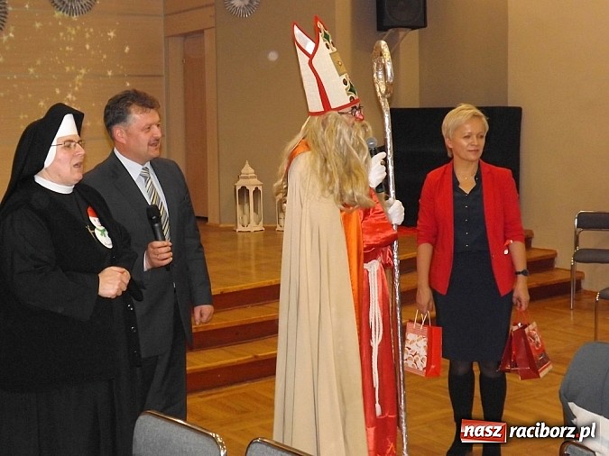 Zdjęcie w galerii na portalu naszraciborz.pl: Święty Mikołaj dzielił prezentami w Tworkowie wiadomości z regionu