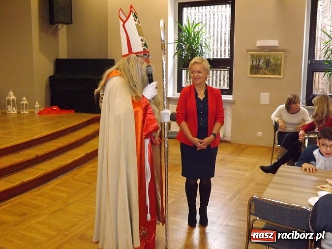 Zdjęcie w galerii na portalu naszraciborz.pl: Święty Mikołaj dzielił prezentami w Tworkowie wiadomości z regionu