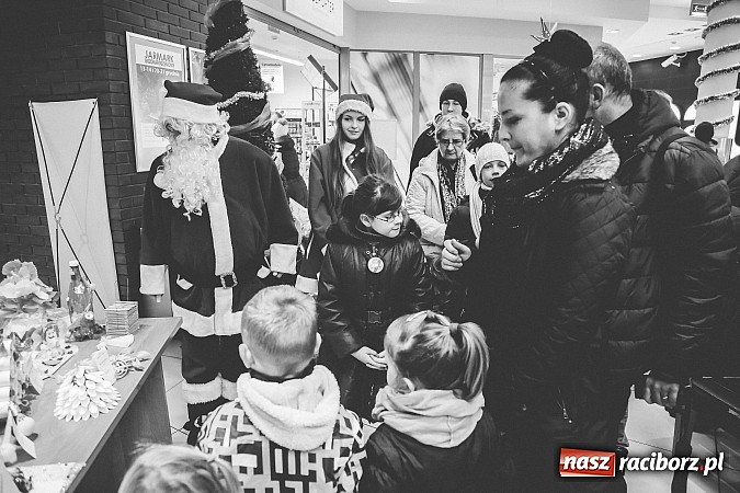 Zdjęcie w galerii na portalu naszraciborz.pl: Mikołajki w Młyńskiej i na zamku wiadomości z regionu