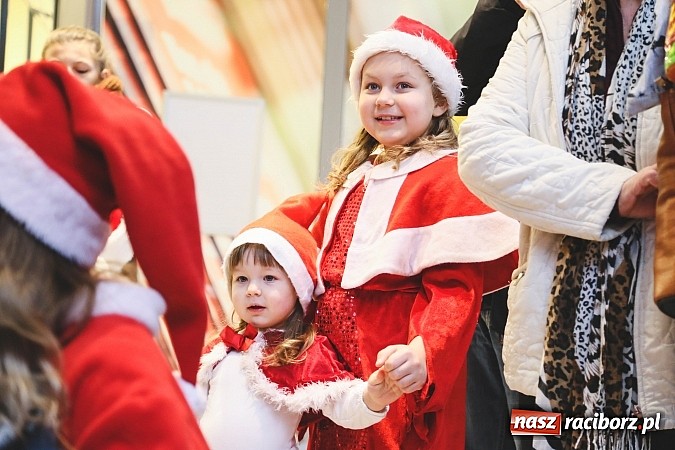 Zdjęcie w galerii na portalu naszraciborz.pl: Mikołajki w Młyńskiej i na zamku wiadomości z regionu