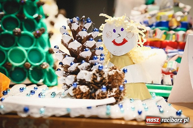 Zdjęcie w galerii na portalu naszraciborz.pl: Mikołajki w Młyńskiej i na zamku wiadomości z regionu