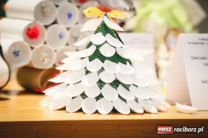 Zdjęcie w galerii na portalu naszraciborz.pl: Mikołajki w Młyńskiej i na zamku wiadomości z regionu