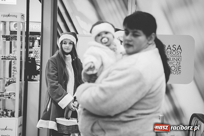 Zdjęcie w galerii na portalu naszraciborz.pl: Mikołajki w Młyńskiej i na zamku wiadomości z regionu