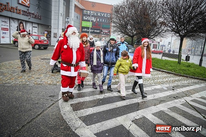 Zdjęcie w galerii na portalu naszraciborz.pl: Mikołajki w Młyńskiej i na zamku wiadomości z regionu