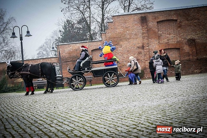 Zdjęcie w galerii na portalu naszraciborz.pl: Mikołajki w Młyńskiej i na zamku wiadomości z regionu