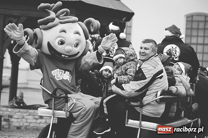 Zdjęcie w galerii na portalu naszraciborz.pl: Mikołajki w Młyńskiej i na zamku wiadomości z regionu