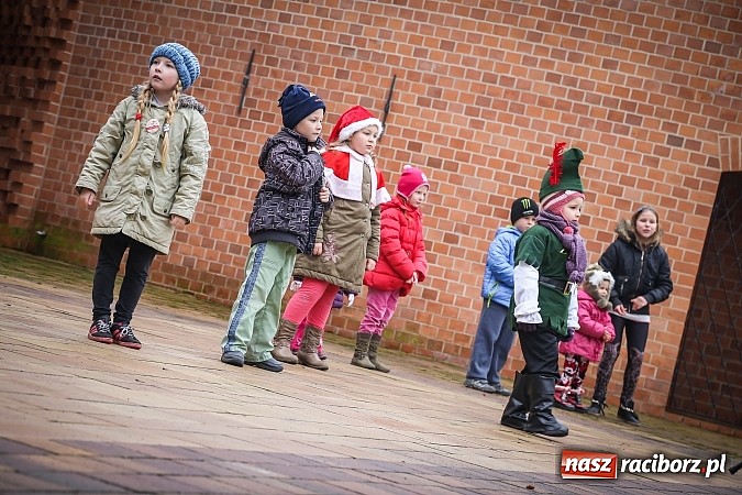 Zdjęcie w galerii na portalu naszraciborz.pl: Mikołajki w Młyńskiej i na zamku wiadomości z regionu