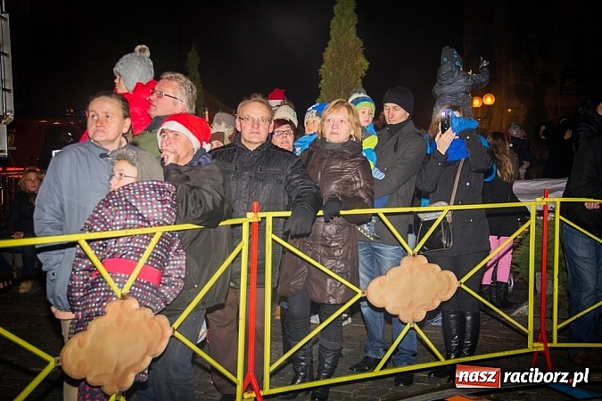 Zdjęcie w galerii na portalu naszraciborz.pl: Mikołaj ze strażakami na raciborskim rynku wiadomości z regionu