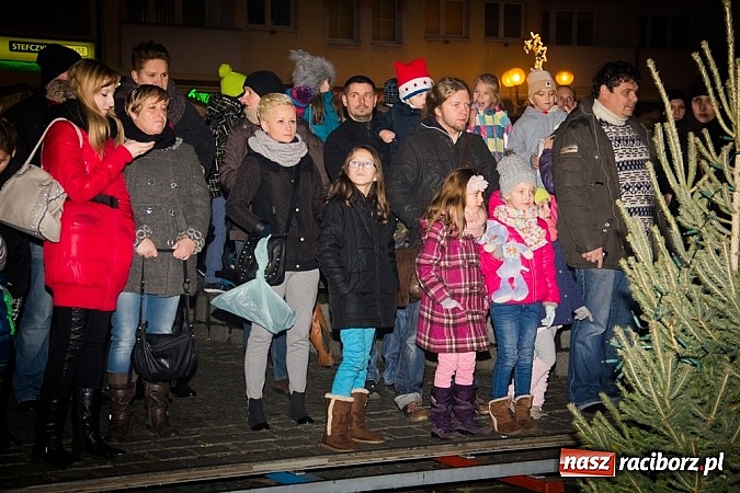 Zdjęcie w galerii na portalu naszraciborz.pl: Mikołaj ze strażakami na raciborskim rynku wiadomości z regionu