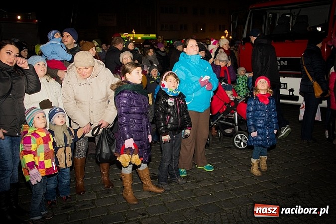 Zdjęcie w galerii na portalu naszraciborz.pl: Mikołaj ze strażakami na raciborskim rynku wiadomości z regionu