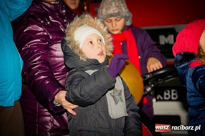 Zdjęcie w galerii na portalu naszraciborz.pl: Mikołaj ze strażakami na raciborskim rynku wiadomości z regionu