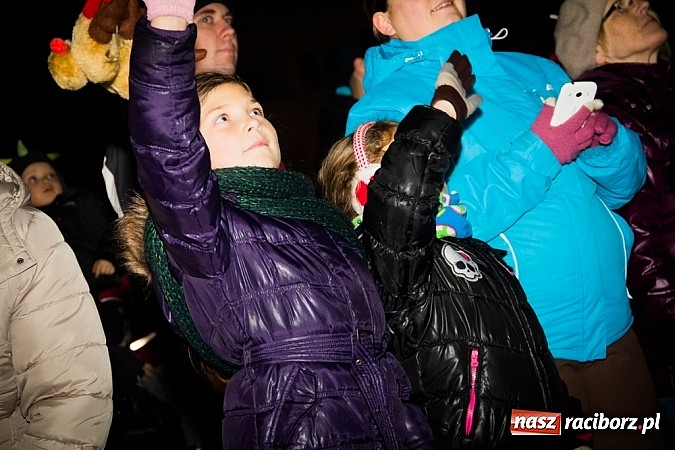 Zdjęcie w galerii na portalu naszraciborz.pl: Mikołaj ze strażakami na raciborskim rynku wiadomości z regionu