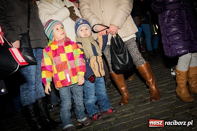 Zdjęcie w galerii na portalu naszraciborz.pl: Mikołaj ze strażakami na raciborskim rynku wiadomości z regionu