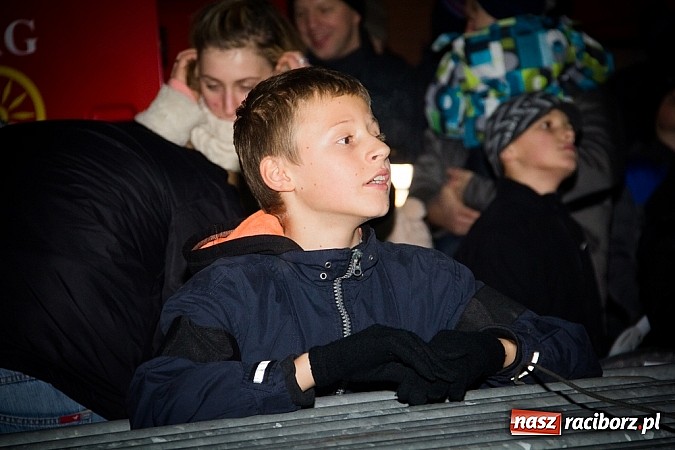 Zdjęcie w galerii na portalu naszraciborz.pl: Mikołaj ze strażakami na raciborskim rynku wiadomości z regionu