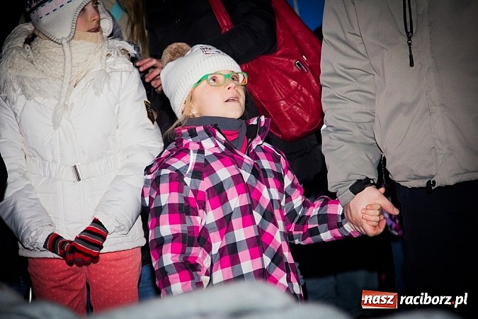 Zdjęcie w galerii na portalu naszraciborz.pl: Mikołaj ze strażakami na raciborskim rynku wiadomości z regionu