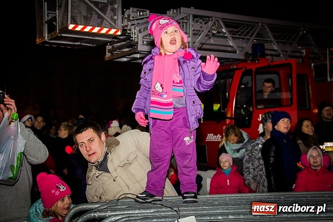 Zdjęcie w galerii na portalu naszraciborz.pl: Mikołaj ze strażakami na raciborskim rynku wiadomości z regionu