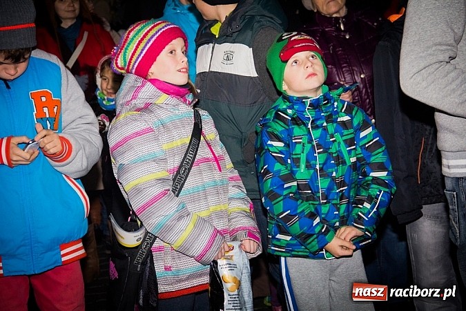 Zdjęcie w galerii na portalu naszraciborz.pl: Mikołaj ze strażakami na raciborskim rynku wiadomości z regionu