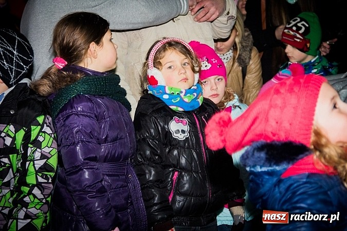 Zdjęcie w galerii na portalu naszraciborz.pl: Mikołaj ze strażakami na raciborskim rynku wiadomości z regionu