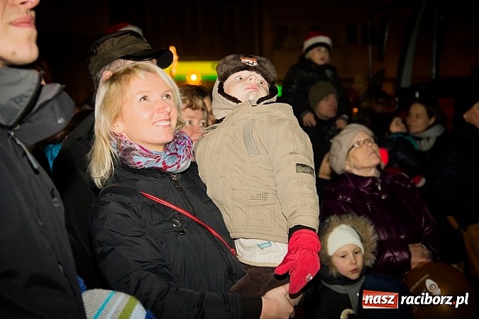 Zdjęcie w galerii na portalu naszraciborz.pl: Mikołaj ze strażakami na raciborskim rynku wiadomości z regionu