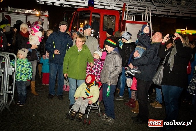 Zdjęcie w galerii na portalu naszraciborz.pl: Mikołaj ze strażakami na raciborskim rynku wiadomości z regionu