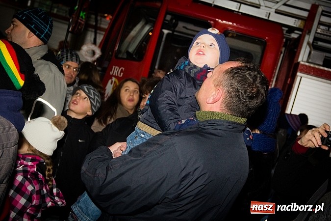 Zdjęcie w galerii na portalu naszraciborz.pl: Mikołaj ze strażakami na raciborskim rynku wiadomości z regionu