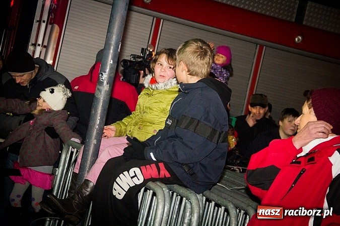 Zdjęcie w galerii na portalu naszraciborz.pl: Mikołaj ze strażakami na raciborskim rynku wiadomości z regionu