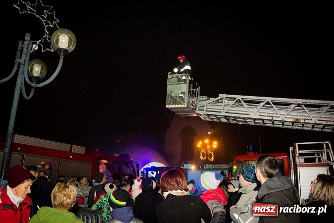 Zdjęcie w galerii na portalu naszraciborz.pl: Mikołaj ze strażakami na raciborskim rynku wiadomości z regionu