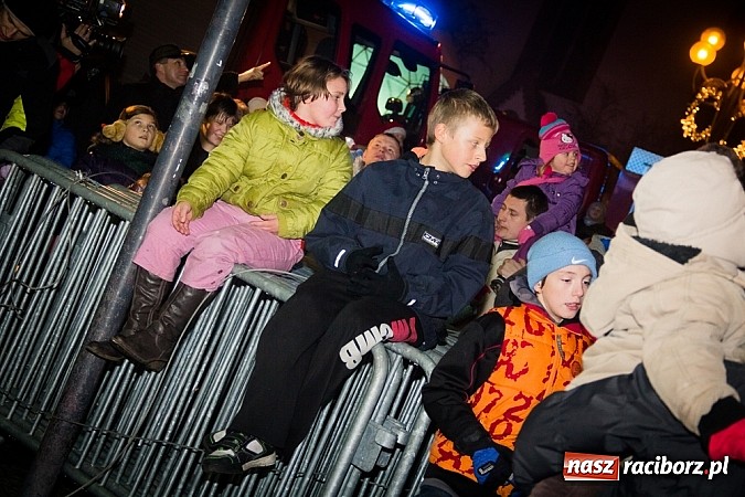 Zdjęcie w galerii na portalu naszraciborz.pl: Mikołaj ze strażakami na raciborskim rynku wiadomości z regionu