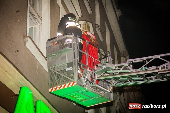 Zdjęcie w galerii na portalu naszraciborz.pl: Mikołaj ze strażakami na raciborskim rynku wiadomości z regionu