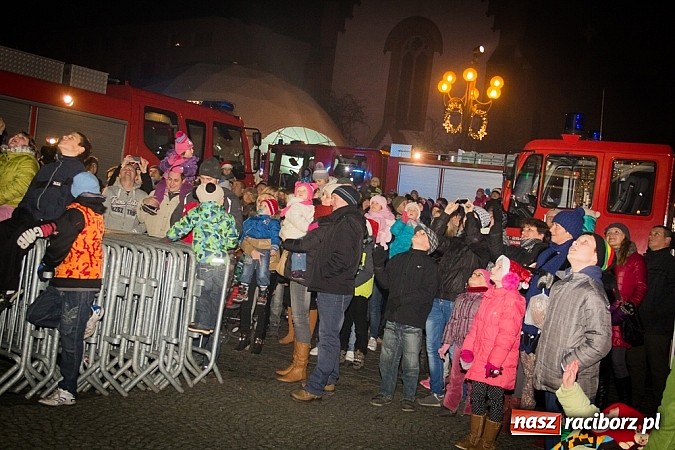 Zdjęcie w galerii na portalu naszraciborz.pl: Mikołaj ze strażakami na raciborskim rynku wiadomości z regionu