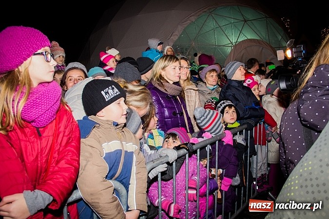 Zdjęcie w galerii na portalu naszraciborz.pl: Mikołaj ze strażakami na raciborskim rynku wiadomości z regionu