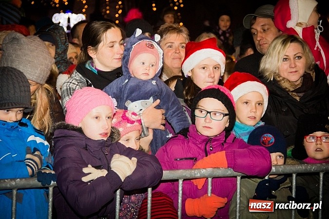 Zdjęcie w galerii na portalu naszraciborz.pl: Mikołaj ze strażakami na raciborskim rynku wiadomości z regionu